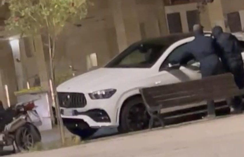 Bari, suv rubato in pieno centro tra gli applausi: filmano il furto ma nessuno chiama la polizia – VIDEO