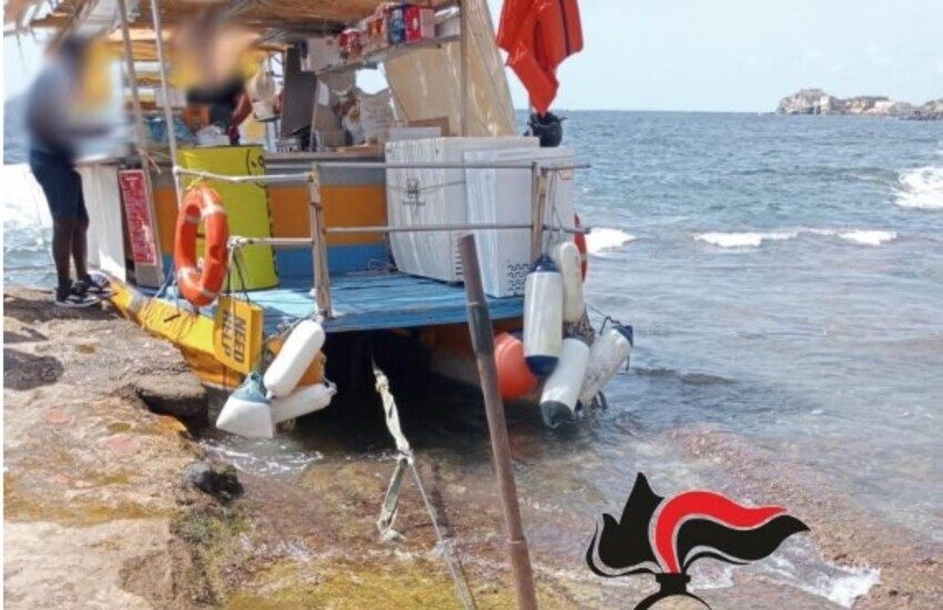 Napoli, a Marechiaro lido e barchetta-bar abusiva: 4 persone denunciate