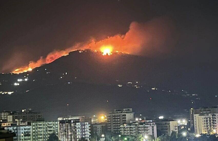 Palermo, fuoco circonda l’aeroporto: scalo chiuso e voli cancellati