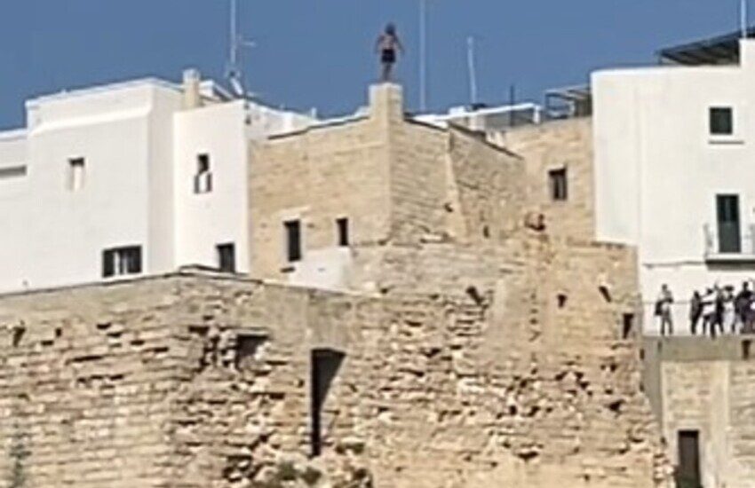 Polignano a Mare: il VIDEO folle del turista che si tuffa da 32 metri, sfiorando gli scogli