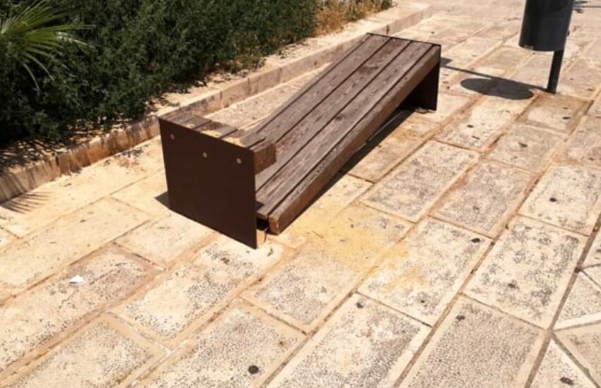 Bari: troppi schiamazzi al parco, uomo scende con la motosega e distrugge due panchine