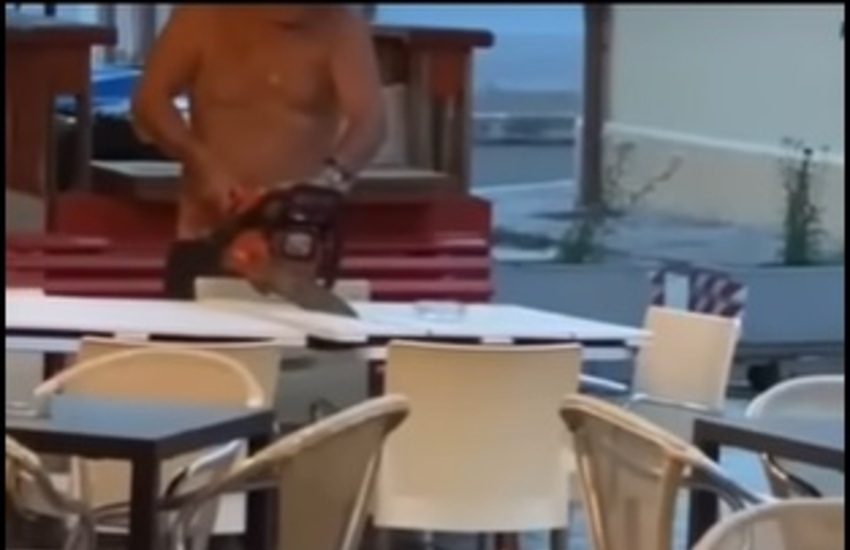 Cesena: infastidito dal locale troppo rumoroso scende e taglia i tavoli con una motosega