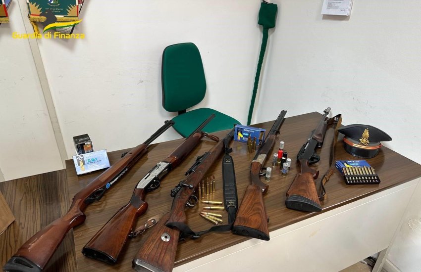 Cinque fucili e munizioni di provenienza illecita: pontino arrestato dalla Finanza