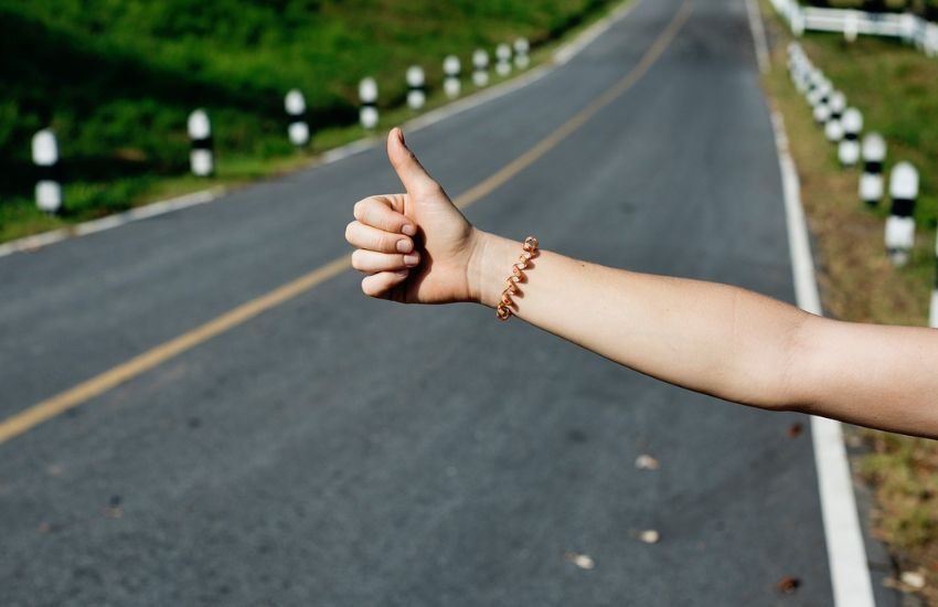 Terribile esperienza per un’autostoppista: sale su un’auto di uno sconosciuto, poi inizia l’incubo
