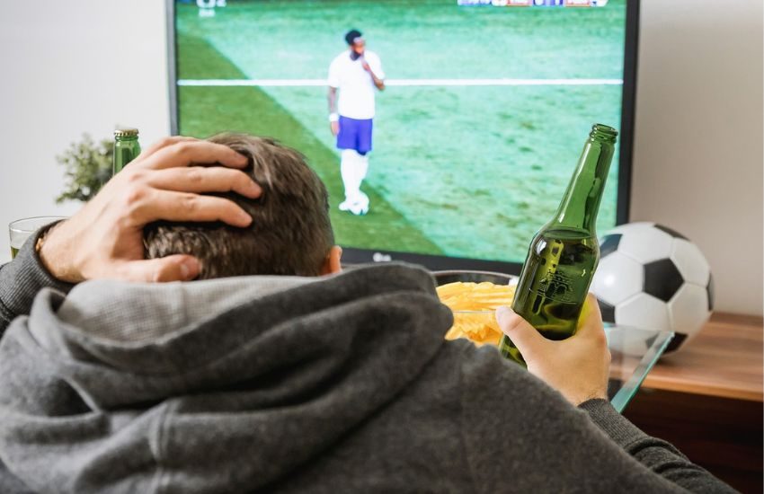 Lei lo chiama a casa di amici durante la partita: “quando torni?”. Loro la denunciano per molestie