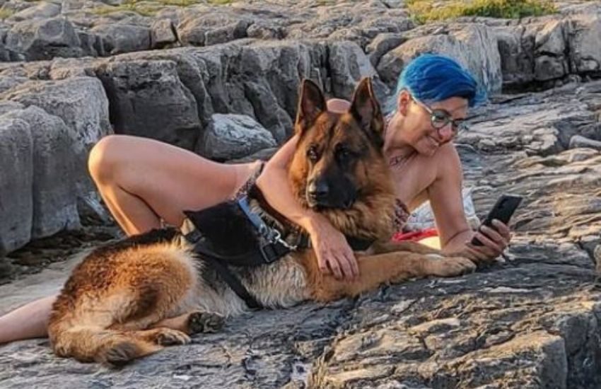 Si addormenta sul materassino e si sveglia in mare aperto: ancora viva solo grazie all’intervento del suo cane Giulio