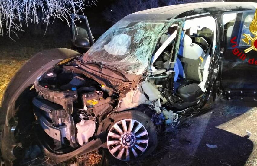 Tremendo schianto con l’auto contro l’ulivo, intera famiglia al Fazzi con codice rosso