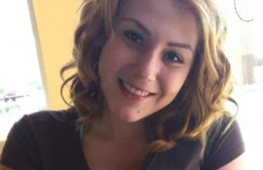 Mamma si addormenta in un parco, il giardiniere passa col tosaerba ma non la vede: la tragedia è inevitabile