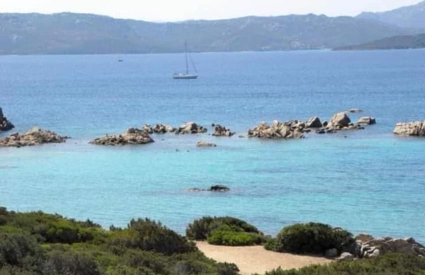 Torna nella sua casa in Sardegna e scopre che i vicini gli hanno rubato una stanza con dei lavori abusivi