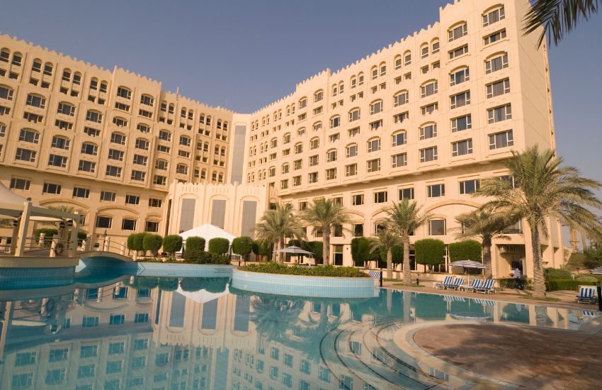 Mamma va in vacanza a Maiorca e abbandona la figlia di 5 anni in hotel per bere tutto il giorno. Arrestata