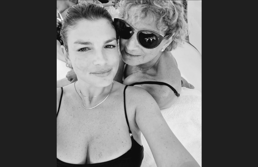 Emma Marrone celebra la sua mamma: “La mia roccia”. E la foto del lato B esalta i fan