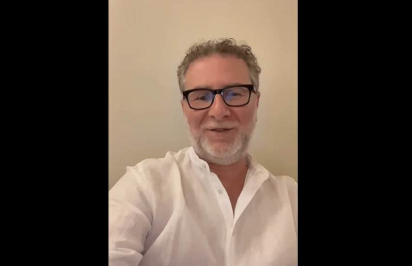 Fabio Fazio imita Mike Bongiorno e annuncia: “Finalmente di nuovo sui social, fate il refollowing” (VIDEO)