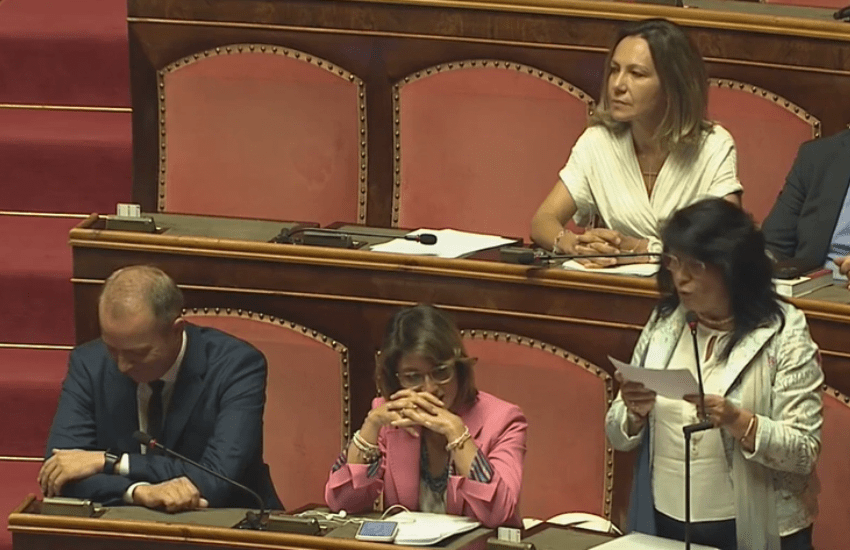 La senatrice M5s denuncia lo stato delle carceri e i colleghi di partito ridono (VIDEO)
