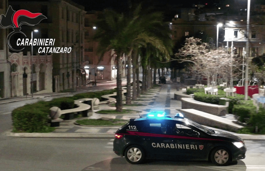 Catanzaro, tenta di stuprare una 16enne a una festa: salvata dalla madre