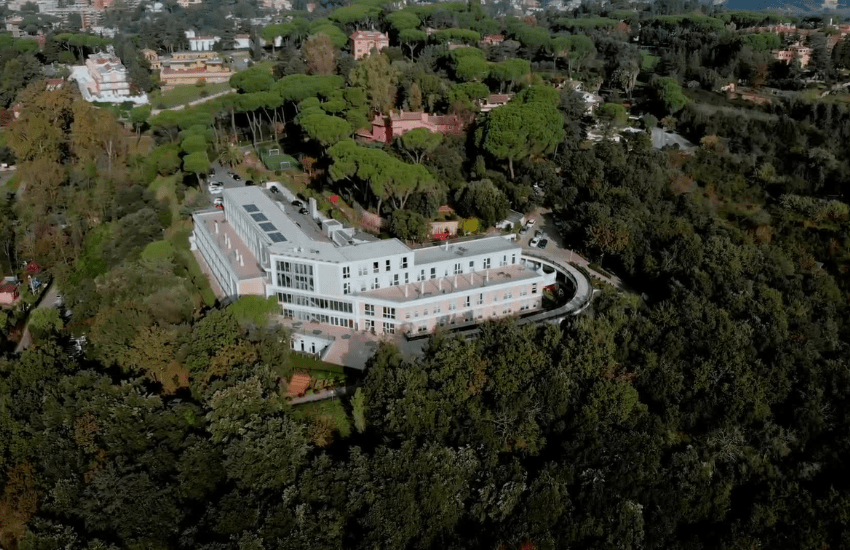 Roma, 14enne bullizzata nella scuola dei vip: “Mia figlia ha pensato al suicidio”