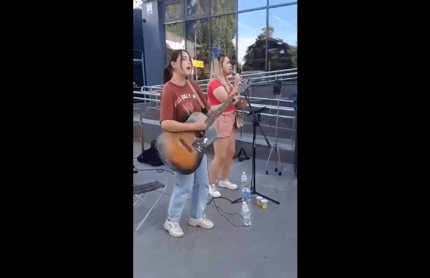 Ucraina, uccise da un missile russo mentre cantavano e suonavano davanti a una pizzeria (VIDEO)