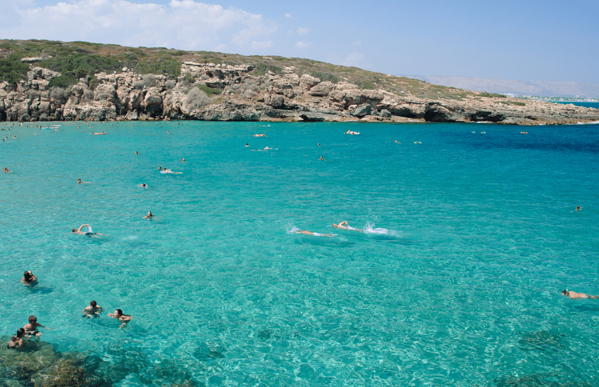 Noto: turista subisce abusi sessuali nelle docce di un lido