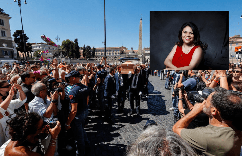 Michela Murgia: il feretro accolto da un’ovazione. La diretta dei funerali (VIDEO)