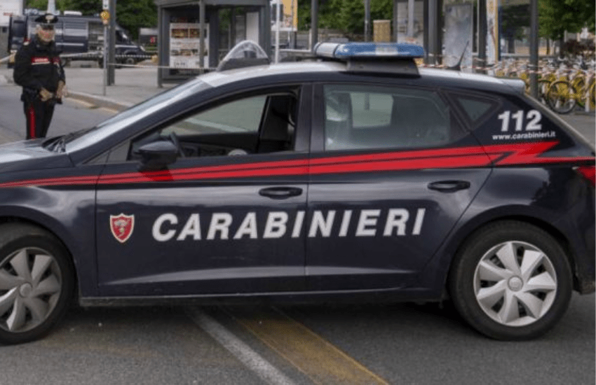 Uccide l’ex moglie a coltellate e poi dice alla figlia: “Chiama il 112”