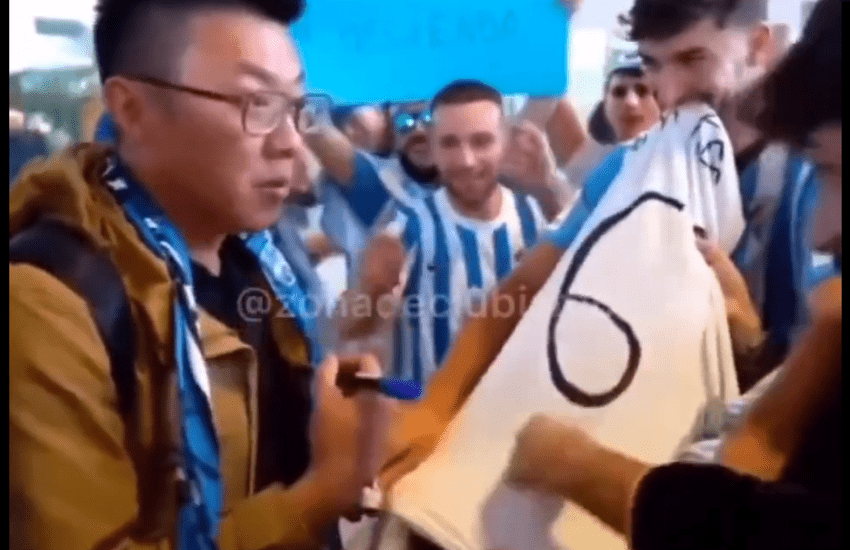 Malaga, i tifosi accolgono un turista qualsiasi come se fosse un nuovo calciatore: il video virale