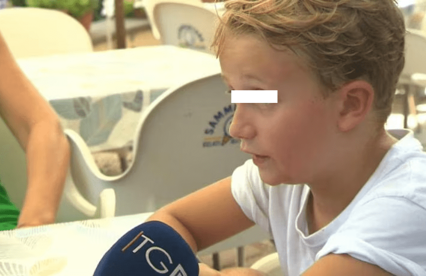 Bolzano, il padre si accascia al volante: il figlio di 7 anni ferma l’auto e lo salva
