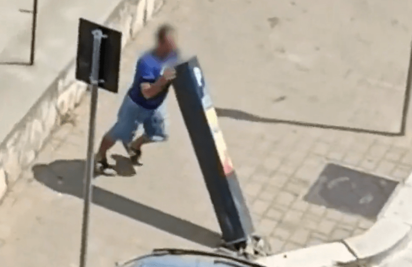 Cerignola, sradica un parchimetro e lo porta via con l’auto: arrestato grazie a un video sui social (VIDEO)