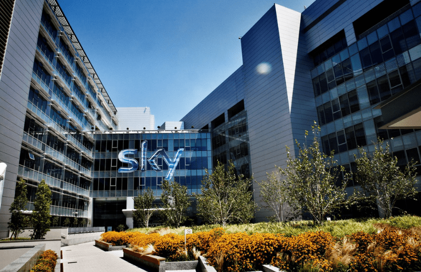 Milano, morto mentre tenta di irrompere nella sede Sky: l’autopsia comincia a fare chiarezza