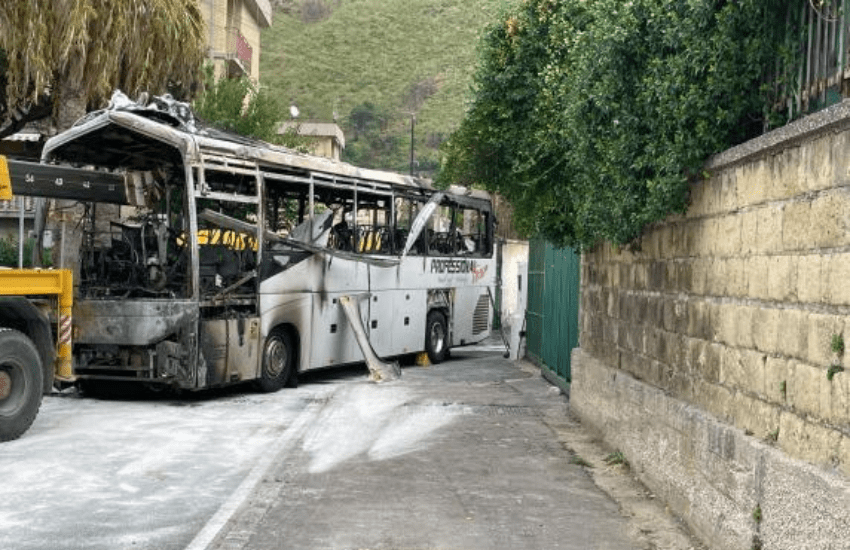 Pozzuoli, bus contro sede comunale: denunciato il conducente