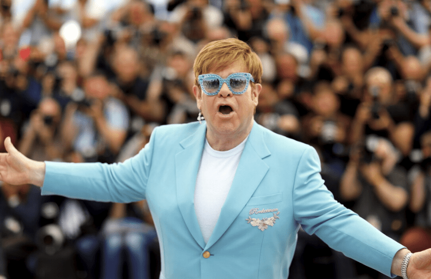Paura per Elton John dopo una caduta in casa