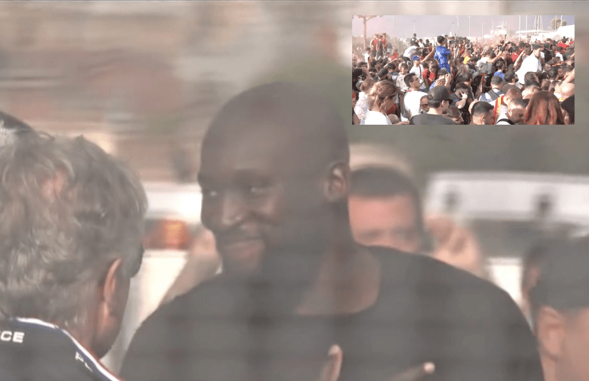 Lukaku fa impazzire i tifosi della Roma: bagno di folla all’arrivo (VIDEO)