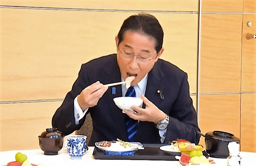 Fukushima, il premier del Giappone mangia il pesce crudo: “Sicuro e squisito” (VIDEO)