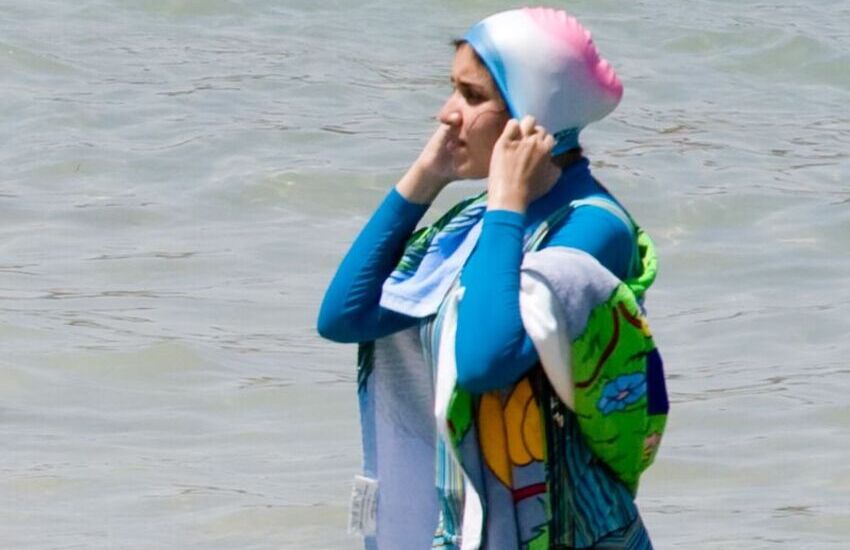 Trieste, bagno di solidarietà con le donne musulmane: “Domenica in acqua vestite”