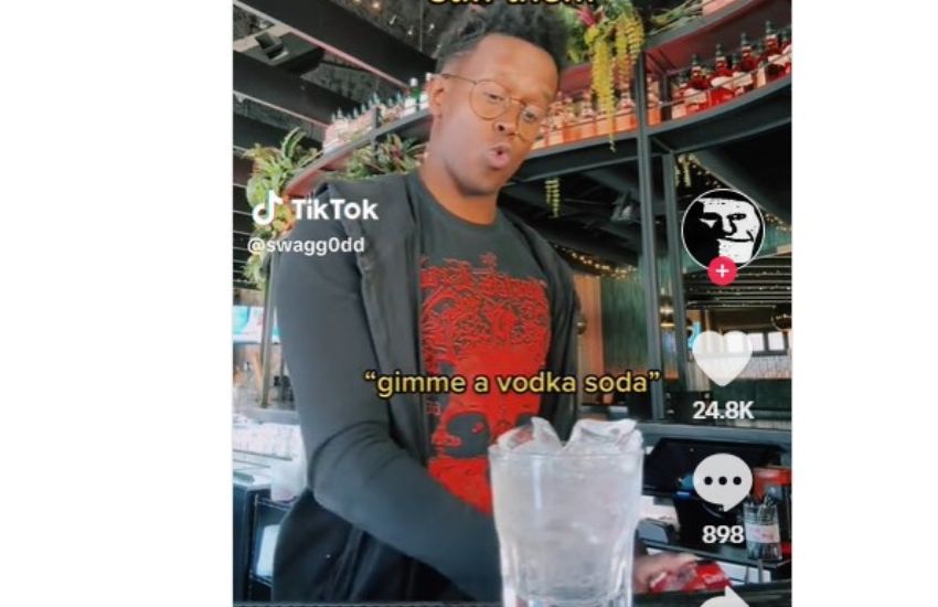 Barman vendicativo contro chi non lascia mance: “Verso meno alcol nel cocktail e poi lo bevo”