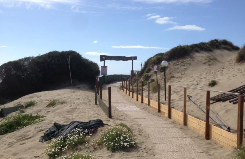 Caos sulla spiaggia di nudisti, usa il sedere di una bagnante come cuscino: “Ero ubriaco”