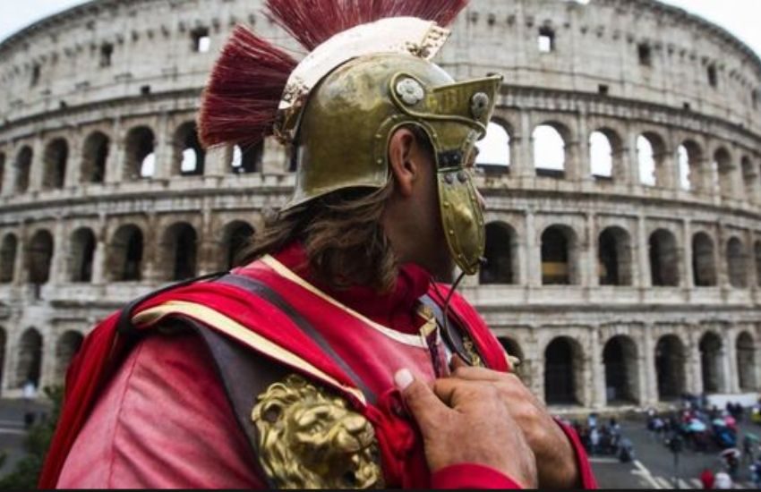 Centurione tocca il seno di una turista: parzialmente “perdonato” dal giudice della “palpata breve”