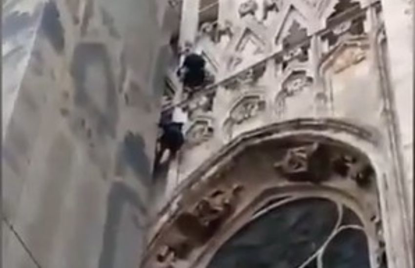 Milano “sotto attacco”: due climber si arrampicano sulla guglia del Duomo e seminano il panico