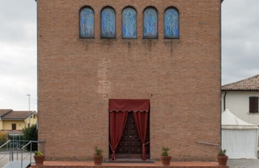 Ferrara: incendia le tende della chiesa, si denuda e urina davanti ai fedeli