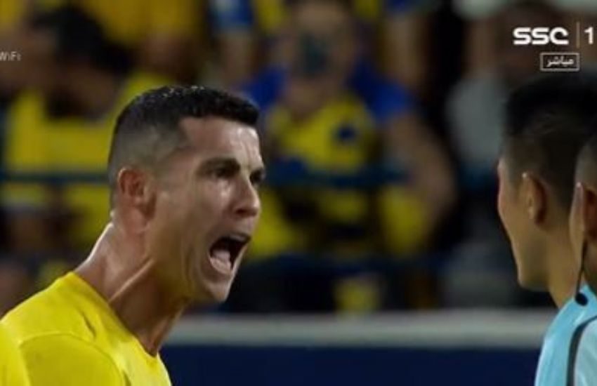 Cristiano Ronaldo “impazzisce”: urla in faccia all’arbitro e spinge via un tifoso [VIDEO]