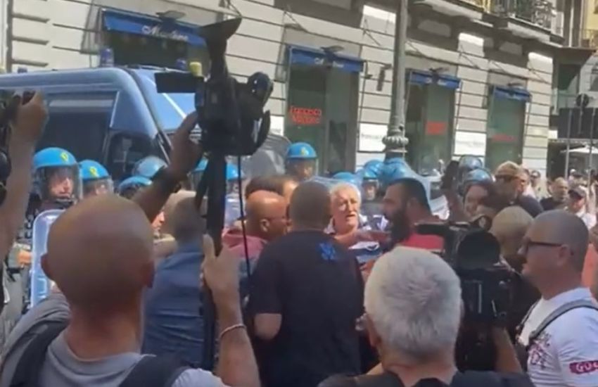 Stop al reddito di cittadinanza, caos e tensioni a Napoli sotto la sede di Fratelli d’Italia