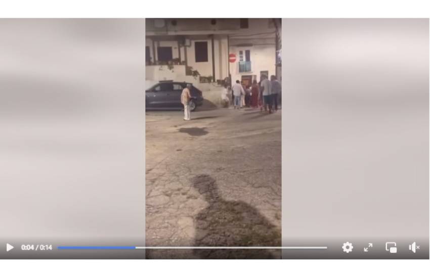 VIDEO – Movida rumorosa in provincia di Latina: nonna esasperata si “vendica”