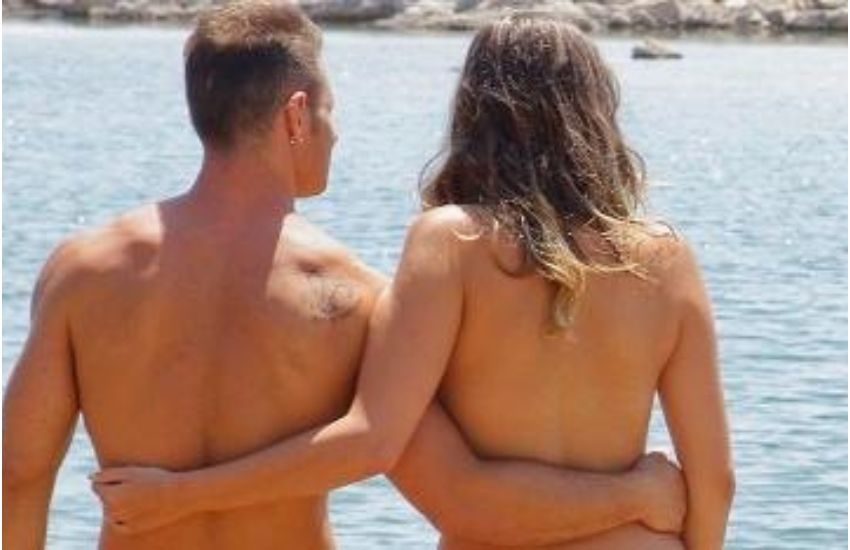 La rivolta dei nudisti contro i bagnanti in costume: “Andate via, ci mettete a disagio!”