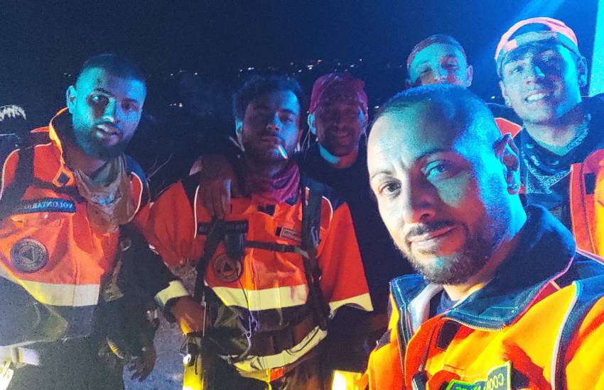 Notte di fiamme alle pendici di Sezze: vasto incendio in via Sorana. Le foto