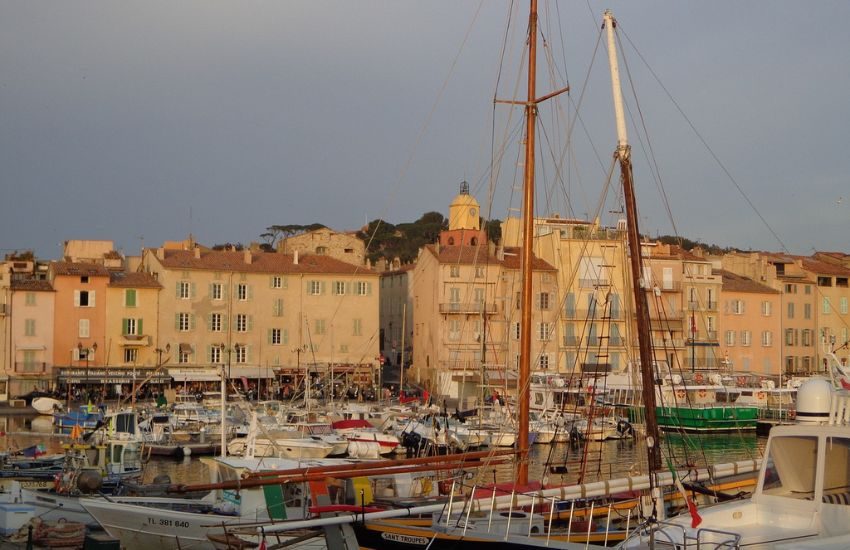 Saint-Tropez: cliente italiano lascia 500€ di mancia e viene inseguito dal cameriere, “deve lasciarne almeno 1000€