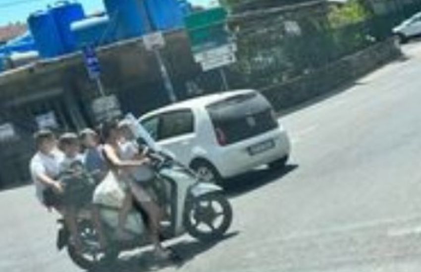 Napoli: uomo con 4 bambini sullo scooter, la foto diventa virale sui social