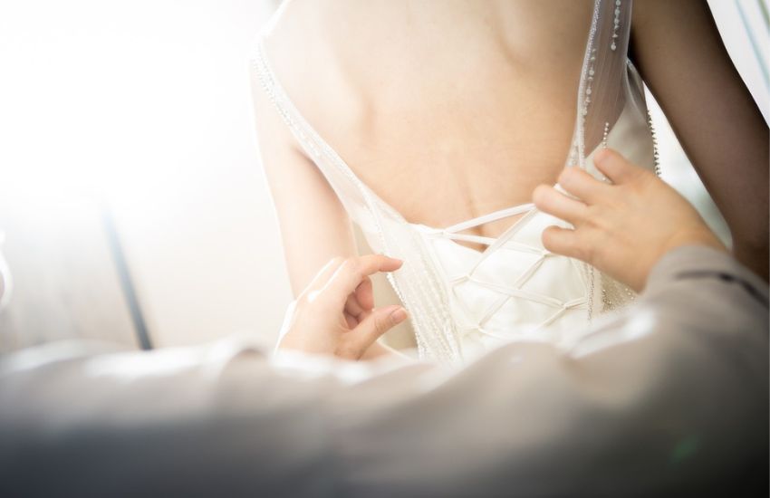 Sposa scopre la suocera che indossa il suo abito nuziale: “É inquietante”. Ma non è la cosa peggiore che ha fatto