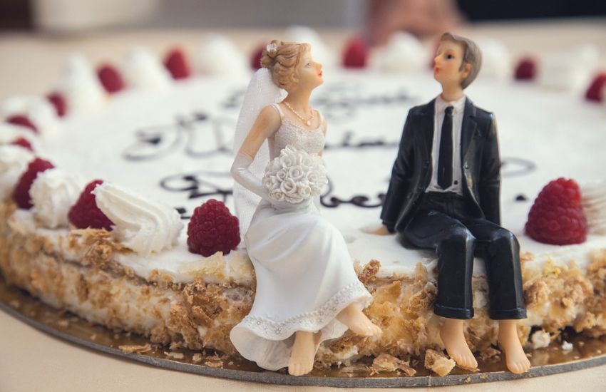 Sposo spinge la testa della sposa nella torta, il giorno dopo lei chiede il divorzio