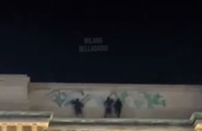 Milano ostaggio dei vandali: sfregiata la Galleria Vittorio Emanuele II