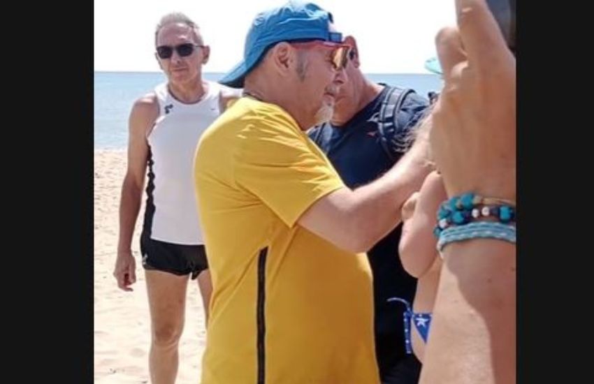 “E all’improvviso Vasco Rossi in spiaggia”. Sorpresa tra i bagnanti, scatta la caccia al selfie [VIDEO]