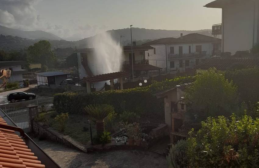 Una fontana in mezzo a via Variante; ennesimo danno alla rete idrica di Sezze