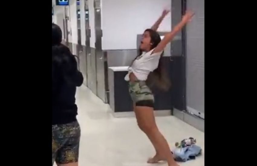 La reazione choc di una turista: il suo volo viene cancellato e lei si trasforma nella ragazza de “L’esorcista” [VIDEO]